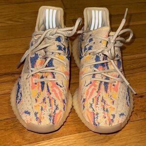 Yeezy women’s shoes size 37